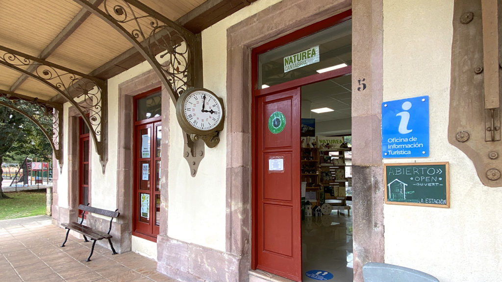 Reloj de la antigua estación de tren en Puente Viesgo