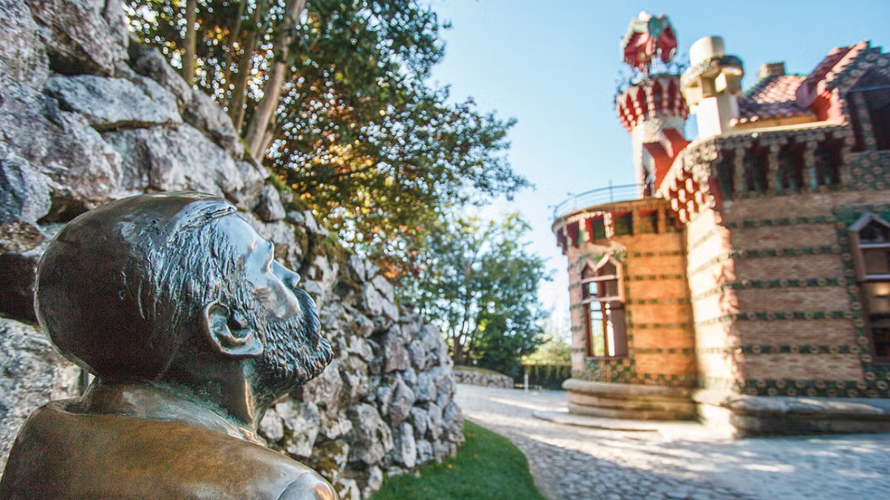 Escultura Antonio Gaudi en el Capricho de Comillas